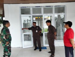 Sambangi Satpam TMP Kusuma Bakti Jurug, Babinsa Pucangsawit Selipkan Pesan Tingkatkan Kamtibmas