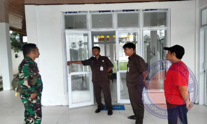 Sambangi Satpam TMP Kusuma Bakti Jurug, Babinsa Pucangsawit Selipkan Pesan Tingkatkan Kamtibmas