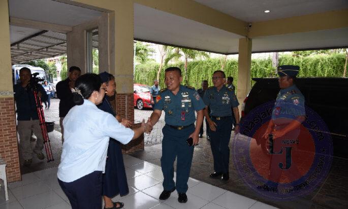 Wujudkan Cinta Kasih Natal, Panitia Natal TNI AL Wilayah Surabaya Kunjungi Panti Jompo dan Panti Asuhan