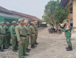 Babinsa Koramil Bringin Tingkatkan Disiplin Linmas Melalui Latihan PBB dan Materi Wawasan Kebangsaan