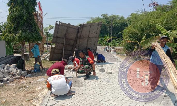 Tumbukan Semangat Gotong royong, Babinsa Pangkur Bersama Warga Kompak Pasang Paving Jalan