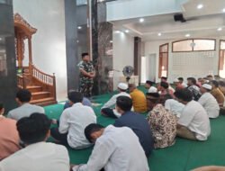Danramil 04/Jebres Laksanakan Sholat Jum’at Bersama dan Berikan Wawasan Kebangsaan di Masjid LDII Pucangsawit
