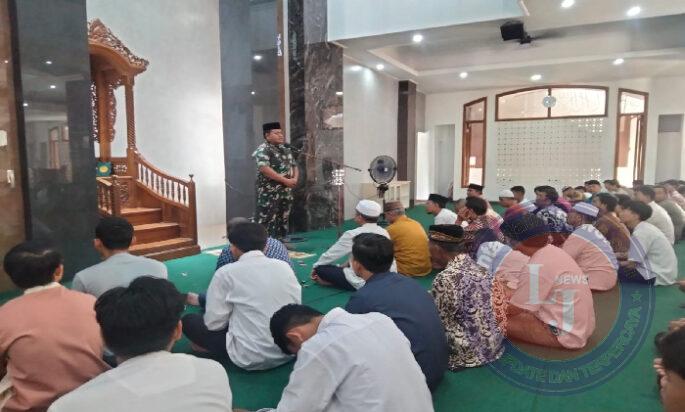 Danramil 04/Jebres Laksanakan Sholat Jum’at Bersama dan Berikan Wawasan Kebangsaan di Masjid LDII Pucangsawit