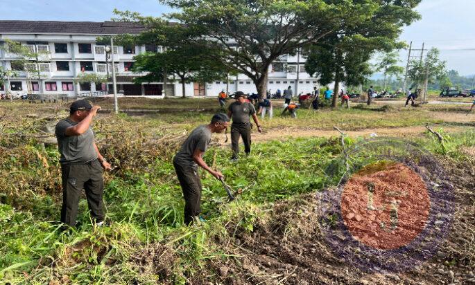 Peduli Lingkungan, Kodim 0801/Pacitan Bersihkan Sekitar Lingkungan Wisma Atlet