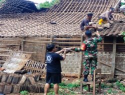 Wujud Kepedulian Babinsa Nogosari Bantu Rehap Rumah Warga