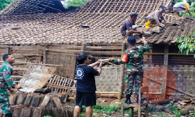 Wujud Kepedulian Babinsa Nogosari Bantu Rehap Rumah Warga