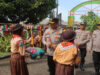 Jumat Berkah, Kapolres Probolinggo Berbagi Makanan Bergizi Untuk Siswa Sekolah Dasar