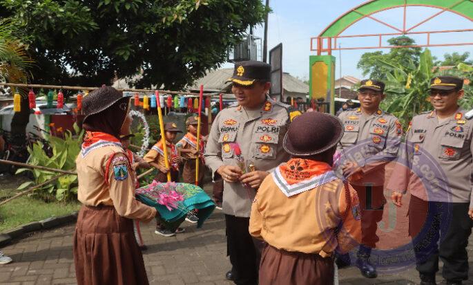 Jumat Berkah, Kapolres Probolinggo Berbagi Makanan Bergizi Untuk Siswa Sekolah Dasar