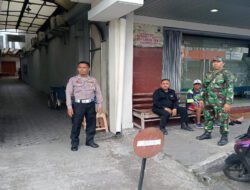 Berikan Rasa Aman dan Nyaman, Babinsa Jayengan Amankan Ibadah Minggu Pagi