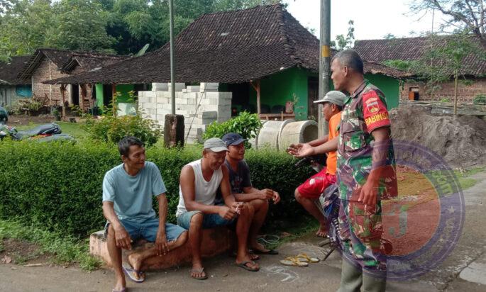 Sambangi Desa Binaan Babinsa Simo Pastikan Wilayahnya Kondusif