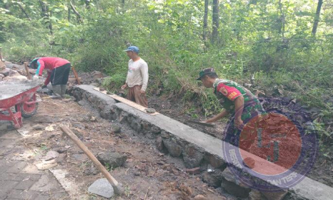 Bersama Warga Binaan,Sertu Joko Gotong-Royong Bangun Talud