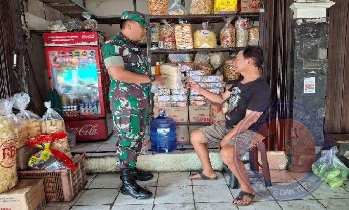 Tebar Senyum dan Sapa Inilah Cara Babinsa Danukusuman Sambangi Pedagang Pasar Harjodaksino