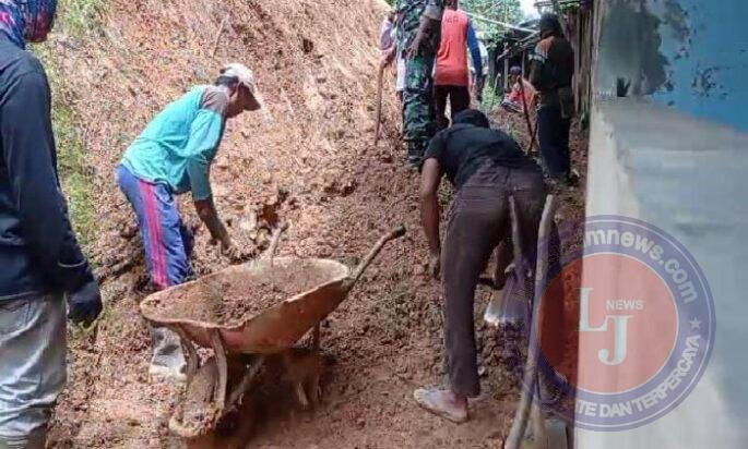 Wujud Kemanunggalan TNI dan Rakyat, Babinsa Koramil 0801/05 Nawangan Bersihkan Material Longsor