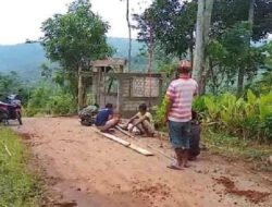 Tingkatkan Keamanan, Babinsa Koramil 0801/06 Bandar Gotong Royong Bangun Poskamling