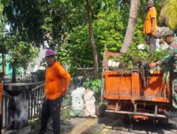 Kerja Bakti Bersama, Bukti Nyata Babinsa Manahan Peduli Lingkungan yang Bersih Sehat dan Nyaman