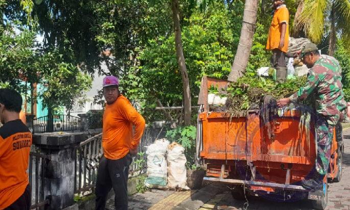 Kerja Bakti Bersama, Bukti Nyata Babinsa Manahan Peduli Lingkungan yang Bersih Sehat dan Nyaman