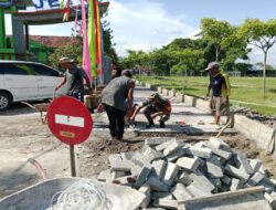 Membangun Desa, Babinsa Kodim Ponorogo Bantu Warga Pasang Pafing Jalan