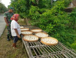 Dukung UMKM di Wilayah Binaan, Babinsa Legundi Aktif Sambangi Warga