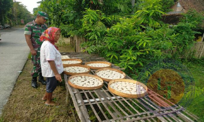 Dukung UMKM di Wilayah Binaan, Babinsa Legundi Aktif Sambangi Warga