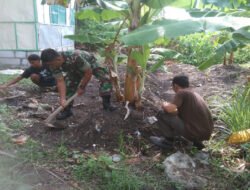 Wujud Nyata Peduli Lingkungan, Babinsa Banjarsari Ajak Warga Kerja Bakti Bersihkan Lahan Kosong