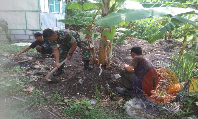 Wujud Nyata Peduli Lingkungan, Babinsa Banjarsari Ajak Warga Kerja Bakti Bersihkan Lahan Kosong