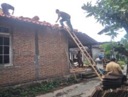 Babinsa Hidupkan Semangat Gotong Royong, Perbaiki Rumah Warga yang Rusak