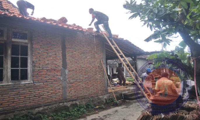 Babinsa Hidupkan Semangat Gotong Royong, Perbaiki Rumah Warga yang Rusak