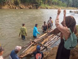 Polisi dan Warga Bantu Seberangkan Anak Sekolah di Jember Gunakan Bambu Rakit Akibat Jembatan Putus