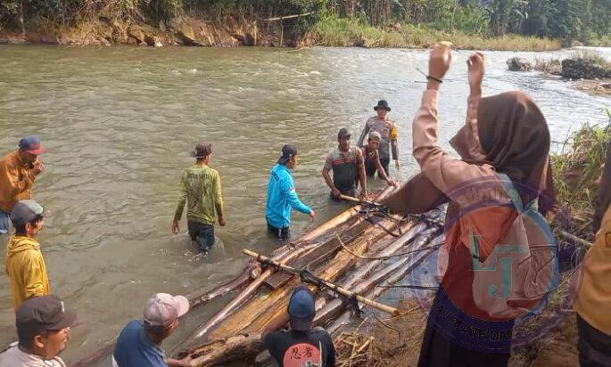 Polisi dan Warga Bantu Seberangkan Anak Sekolah di Jember Gunakan Bambu Rakit Akibat Jembatan Putus