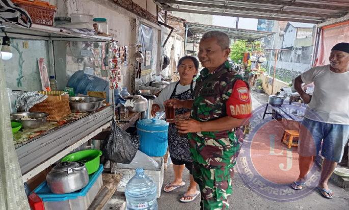 Secangkir Kopi Panas, Hangatkan Suasana Akrabnya Babinsa Serengan dengan Warganya