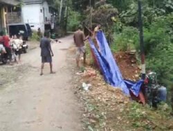 Antisipasi Terjadi Longsor Susulan, Babinsa Koramil 0801/08 Tulakan Bantu Pasang Terpal