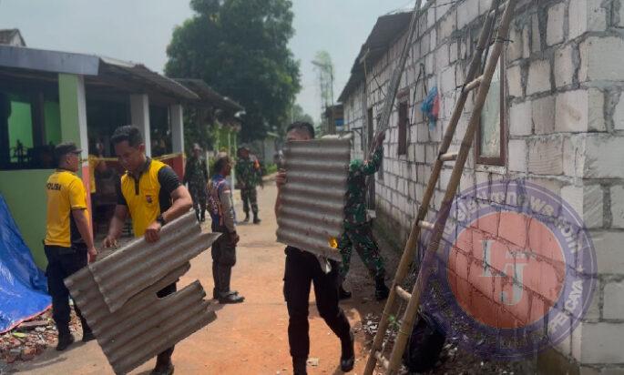 Sinergitas, Polisi dan TNI Bantu Perbaiki Rumah Terdampak Ledakan di Puri Mojokerto