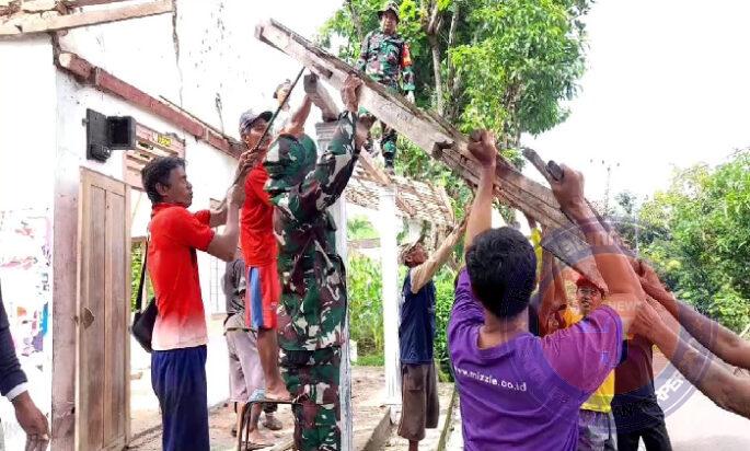 Bantu Warga, Anggota Kodim Ponorogo Ikut Kerja Bakti Renovasi Balai Pertemuan