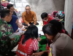 Gerak Cepat, Babinsa Sondakan Dampingi PMI Sambangi Warga yang Terkena Musibah