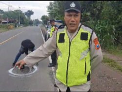 Respon Curhatan Warga, Polres Ngawi Tandai Jalan Berlubang Untuk Keselamatan Lalulintas
