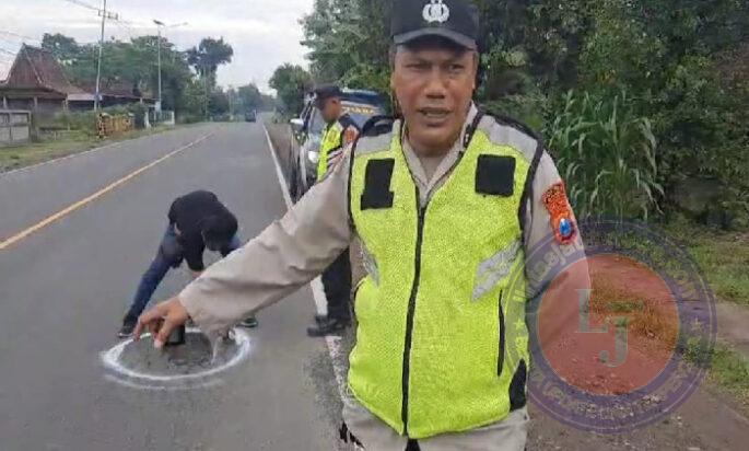 Respon Curhatan Warga, Polres Ngawi Tandai Jalan Berlubang Untuk Keselamatan Lalulintas