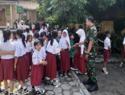 Semangat Babinsa Tak Pernah Kendor, Pacu Motivasi Belajar Anak-anak SDN Gandekan Solo