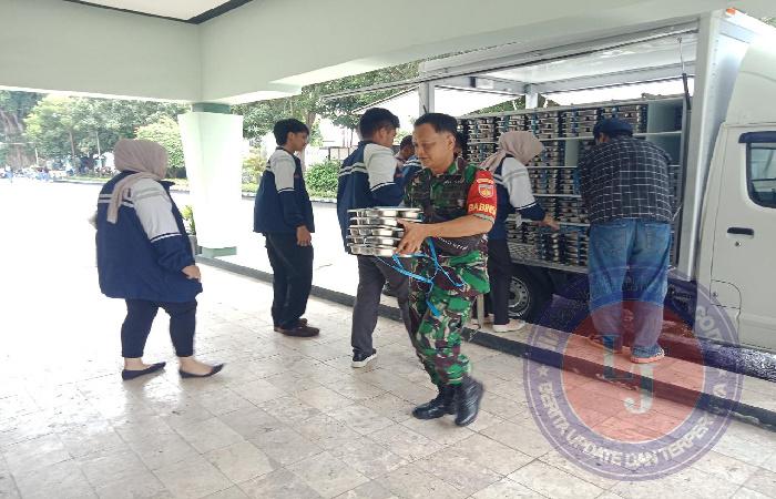 Peran Aktif Babinsa Kepatihan Wetan Terus Bantu Pendistribusian Makan Bergizi Gratis di SMKN 08/Surakarta