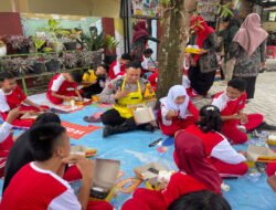 Mobil Senyum Polres Tulungagung Hadir Berbagi Makanan Bergizi, Pelajar SLB Riang Hati