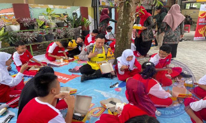 Mobil Senyum Polres Tulungagung Hadir Berbagi Makanan Bergizi, Pelajar SLB Riang Hati