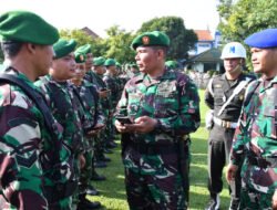 Tidak Mau Anggota Terjebak Judi Online, Dandim Ponorogo Sidak HP Anggota