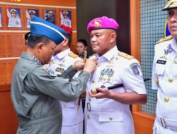 Dankodikmar Kodiklatal Terima Penyematan Brevet Kehormatan Penerbang TNI AL