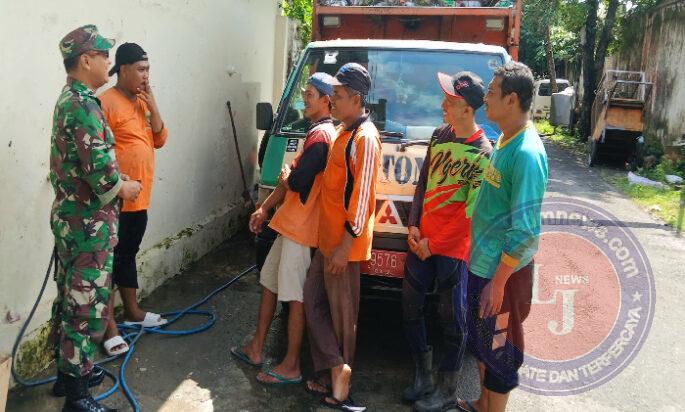 Jaga Kebersihan Lingkungan, Inilah Pesan Babinsa Kratonan dengan Petugas Kebersihan