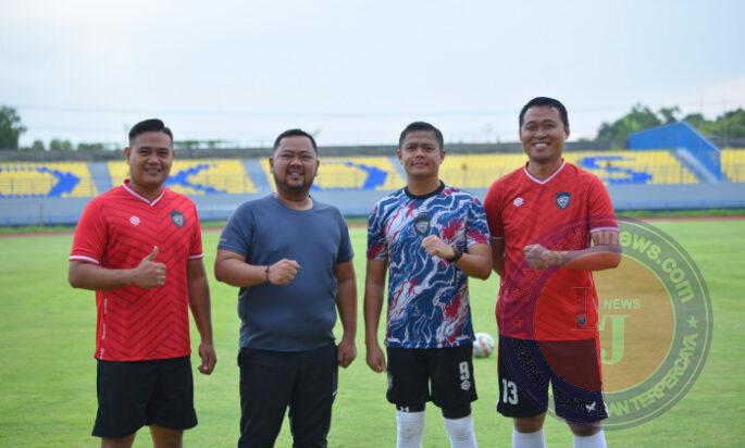 Jalin Sinergitas Kapolres Gresik bersama Bupati Gresik Bermain Sepak bola Bersama