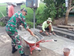 Upaya Menjaga Fasilitas Umum, Babinsa Bantu Perbaikan Jalan