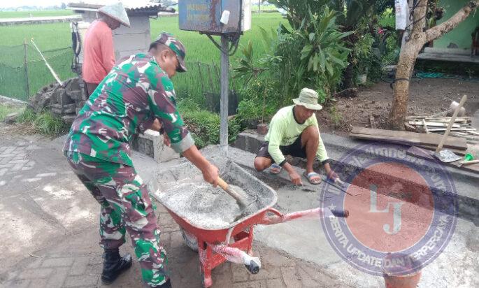 Upaya Menjaga Fasilitas Umum, Babinsa Bantu Perbaikan Jalan