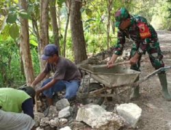 Bentuk Kedekatan TNI dan Rakyat, Babinsa Koramil 0801/11 Donorojo Bangun Talud