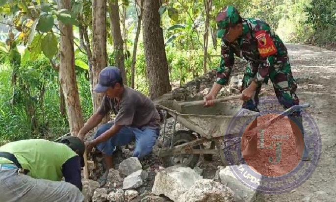 Bentuk Kedekatan TNI dan Rakyat, Babinsa Koramil 0801/11 Donorojo Bangun Talud