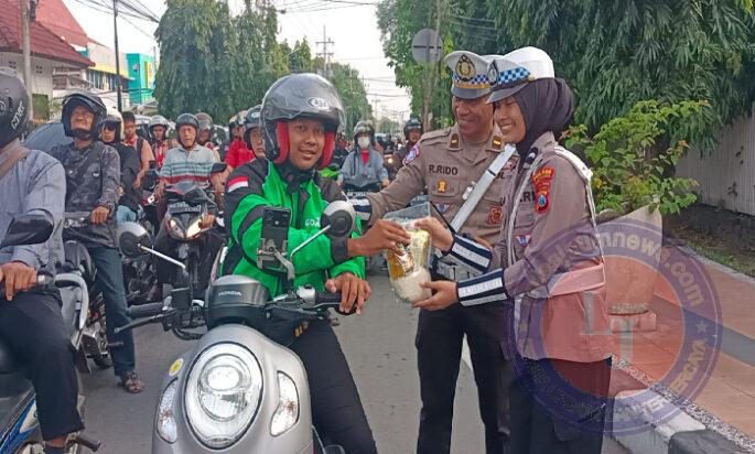 Polres Kediri Kota Berbagi Sembako di Jumat Berkah, Wargapun Sumringah