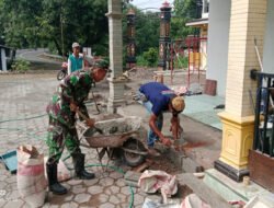 Babinsa Kodim Ponorogo Bantu Warga Pasang Keramik di Masjid